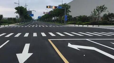 蘇州停車位劃線廠家解讀，道路交通標志牌通常布置在什么區(qū)域？